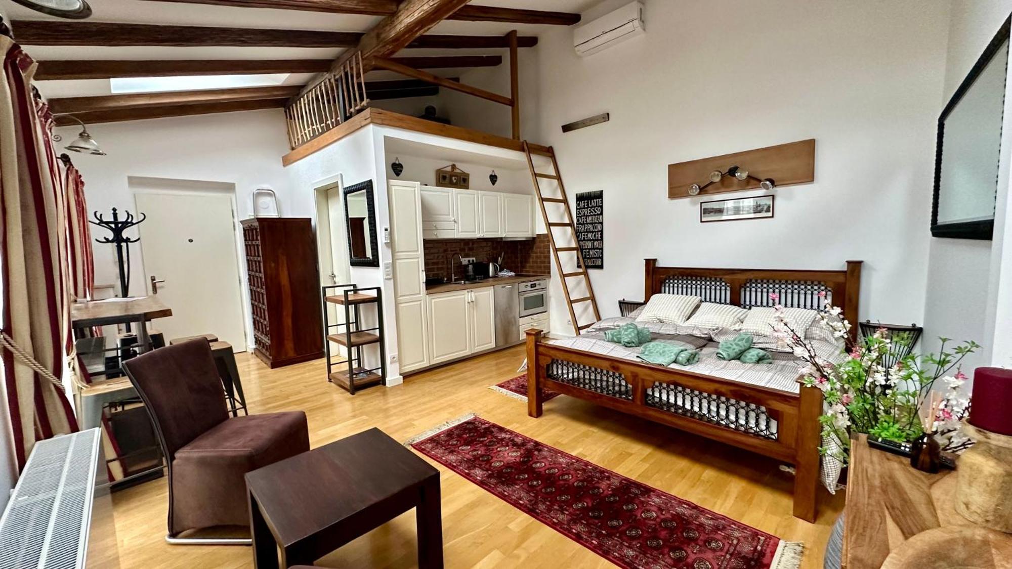 Old Town Centre -soukenicka St.-quiet-cosy * פראג